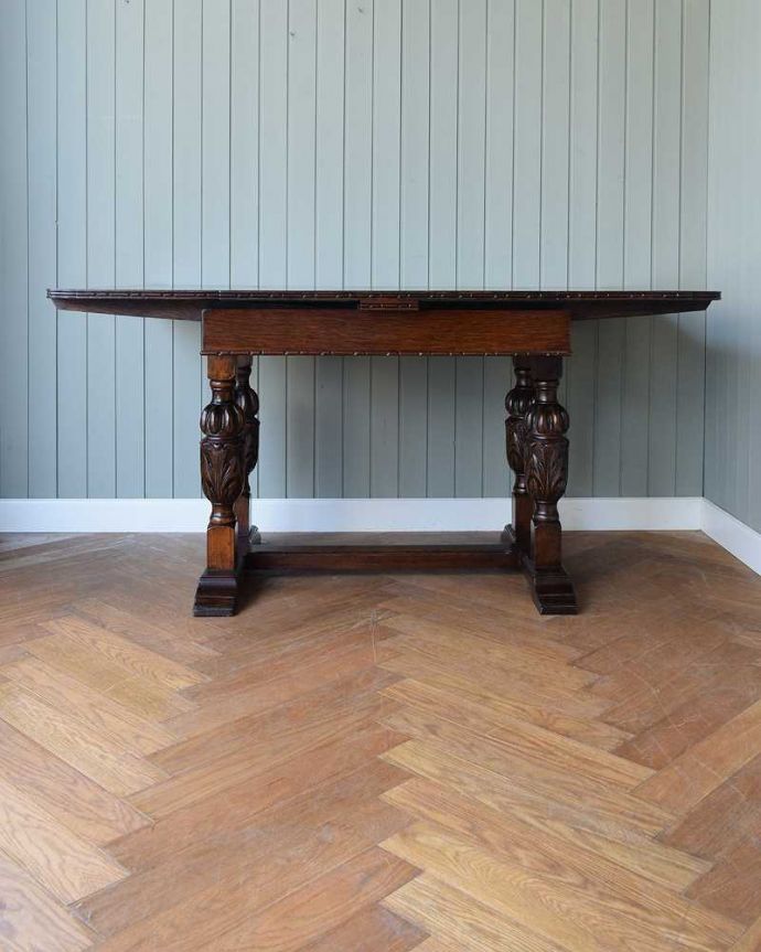 アンティークのテーブル　アンティーク家具　アンティーク英国家具、4本のバルボスレッグが美しいドローリーフテーブル（伸張式テーブル） 。両方開くと大きなサイズ！家族が増えた時やみんなが集まった時、両方のリーフを開けば大きなサイズに。(q-1557-f)