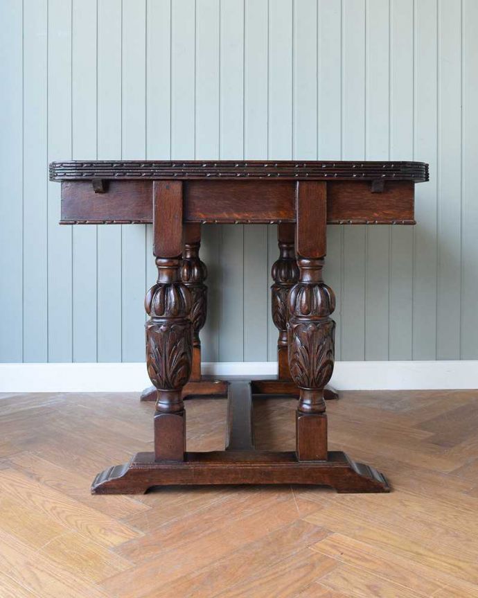 アンティークのテーブル　アンティーク家具　アンティーク英国家具、4本のバルボスレッグが美しいドローリーフテーブル（伸張式テーブル） 。こちら側から見てみると･･･アンティークは新品ではないので経年変化によるキズはありますが、専門の職人がしっかり修復しました。(q-1557-f)