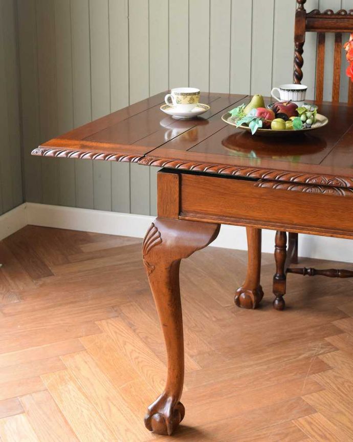 アンティークのテーブル　アンティーク家具　猫脚のアンティーク家具、英国のドローリーフテーブル（伸張式）。優雅な脚＆テーブルの縁の彫クロウ＆ボールの脚がめずらしいドローリーフテーブル。(q-1558-f)