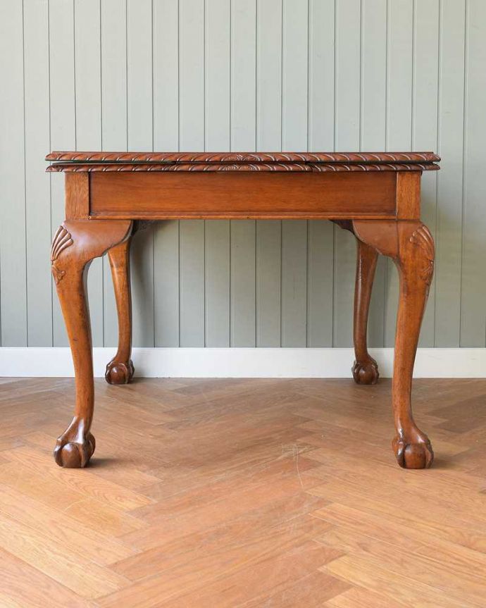 アンティークのテーブル　アンティーク家具　猫脚のアンティーク家具、英国のドローリーフテーブル（伸張式）。横から見てもステキやっぱり脚の曲線が美しい･･･みんなに自慢したくなる脚線美です。(q-1558-f)