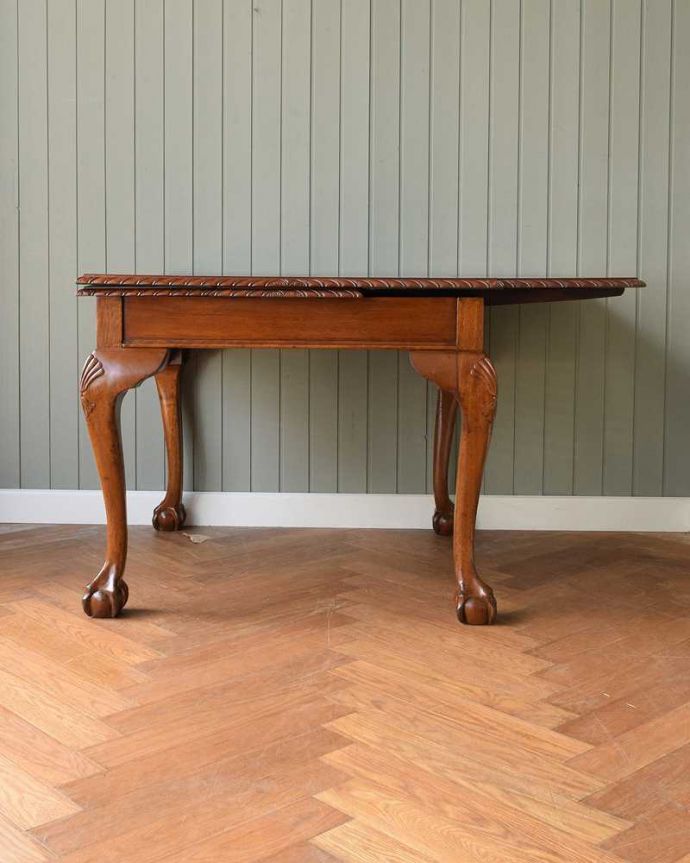 アンティークのテーブル　アンティーク家具　猫脚のアンティーク家具、英国のドローリーフテーブル（伸張式）。片方だけ開いても･･･人数に合わせて、3タイプで大きさを選べるので、片方だけ開くと、こんな感じです。(q-1558-f)