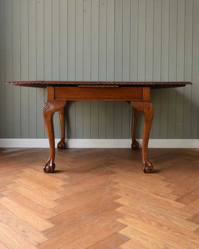 アンティークのテーブル　アンティーク家具　猫脚のアンティーク家具、英国のドローリーフテーブル（伸張式）。両方開くとかなり大きなサイズ！家族が増えた時やみんなが集まった時、両方のリーフを開けば大きなサイズに。(q-1558-f)