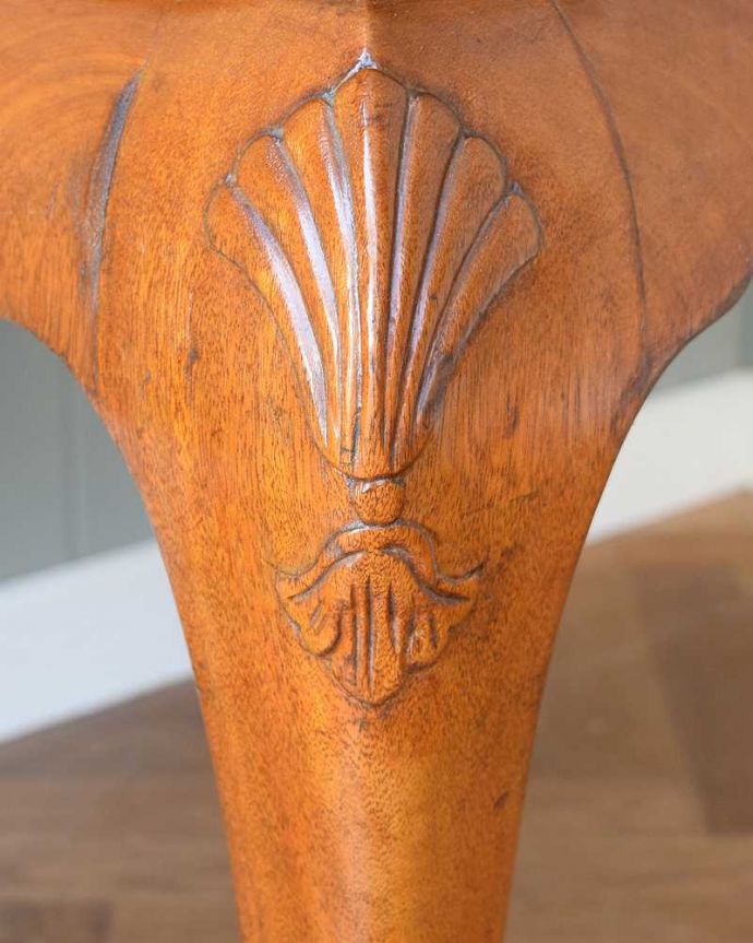 アンティークのテーブル　アンティーク家具　猫脚のアンティーク家具、英国のドローリーフテーブル（伸張式）。うっとりする美しさアンティークだから手に入る美しい彫。(q-1558-f)