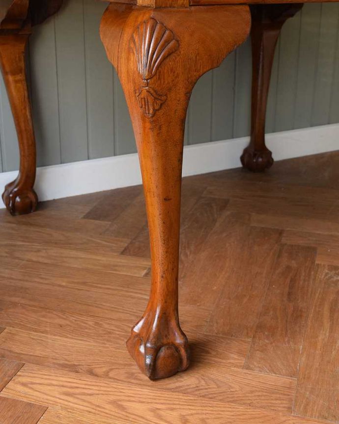 アンティークのテーブル　アンティーク家具　猫脚のアンティーク家具、英国のドローリーフテーブル（伸張式）。持ち上げなくても移動できます！Handleのアンティークは、脚の裏にフェルトキーパーをお付けしていますので、持ち上げなくても床を滑らせて移動させることが出来ます。(q-1558-f)