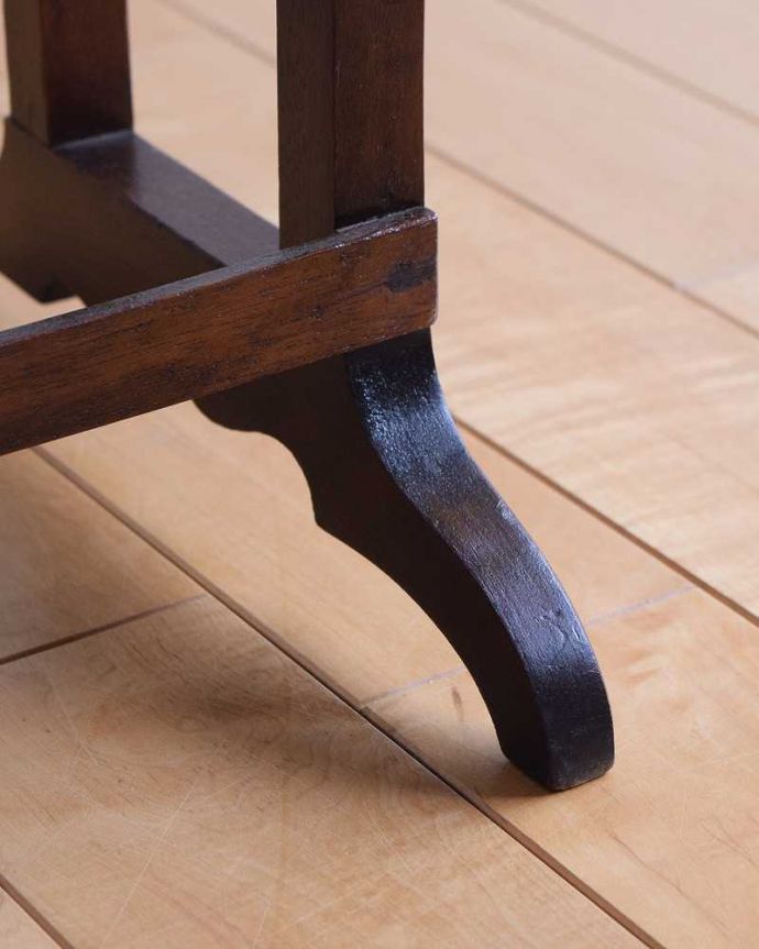 アンティークのテーブル　アンティーク家具　マホガニー材のアンティーク家具、脚も天板も美しいネストテーブル（３点セット）。持ち上げなくても移動できます！Handleのアンティークは、脚の裏にフェルトキーパーをお付けしていますので、床を滑らせてれば移動が簡単です。(q-1559-f)