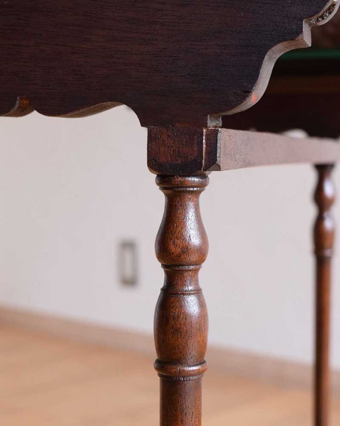 アンティークのテーブル　アンティーク家具　マホガニー材のアンティーク家具、脚も天板も美しいネストテーブル（３点セット）。うっとりする美しさアンティークだから手に入る美しい彫。(q-1559-f)