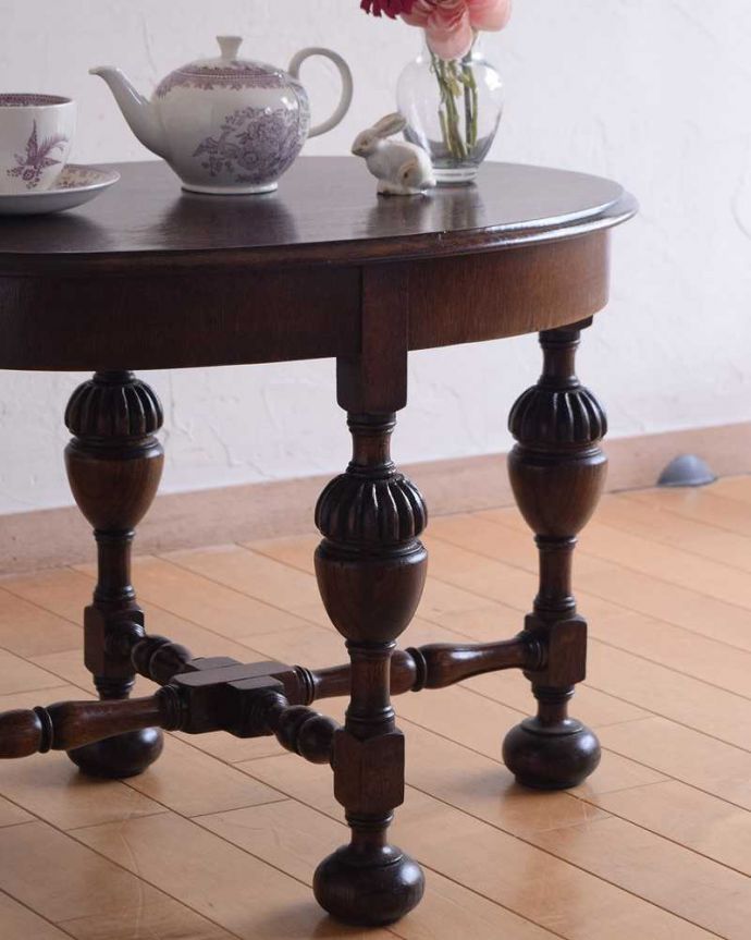 アンティークのテーブル　アンティーク家具　イギリスのアンティーク家具、脚の装飾の美しいオーバル天板のコーヒーテーブル (オーク材)。英国らしく凝った彫りの入った脚脚だけを見ても、アンティークらしさが感じられる凝った彫。(q-1560-f)