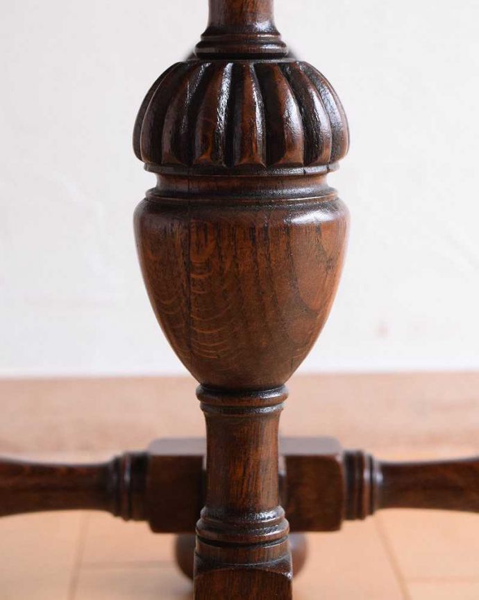 アンティークのテーブル　アンティーク家具　イギリスのアンティーク家具、脚の装飾の美しいオーバル天板のコーヒーテーブル (オーク材)。うっとりする美しさアンティークだから手に入る美しい彫。(q-1560-f)