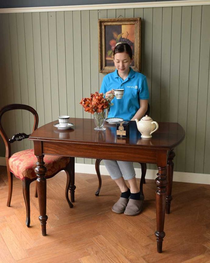 アンティークのテーブル　アンティーク家具　イギリスで見つけたアンティーク家具、色々な場所で使える美しい脚のホールテーブル。実用的に使える英国らしいテーブル英国クラシックな雰囲気がたっぷり詰まった美しいリフェクトリーテーブルです。(q-1561-f)