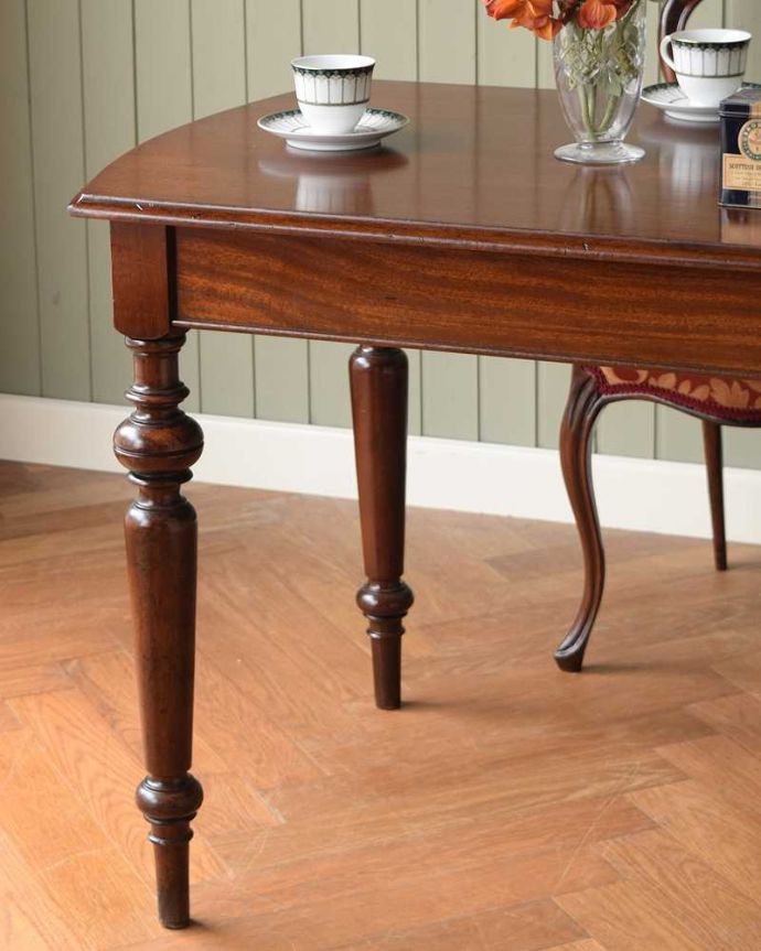 アンティークのテーブル　アンティーク家具　イギリスで見つけたアンティーク家具、色々な場所で使える美しい脚のホールテーブル。英国らしく上品な彫りの入った脚脚だけを見ても、アンティークらしさが感じられる凝った彫。(q-1561-f)