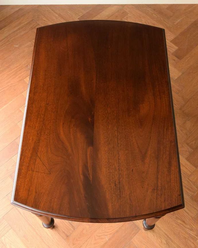 アンティークのテーブル　アンティーク家具　イギリスで見つけたアンティーク家具、色々な場所で使える美しい脚のホールテーブル。天板の形を見てみると･･･テーブルの形を上から見ると、こんな感じです。(q-1561-f)