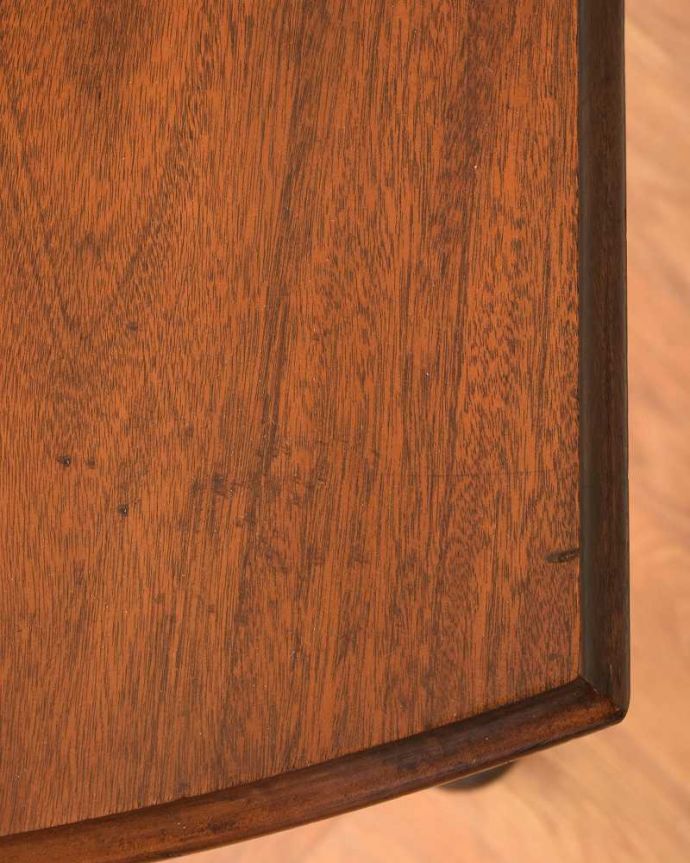 アンティークのテーブル　アンティーク家具　イギリスで見つけたアンティーク家具、色々な場所で使える美しい脚のホールテーブル。修復には自信がありますHandleでは専門の職人が修復する際、古い塗装を剥離してキレイにお直ししています。(q-1561-f)
