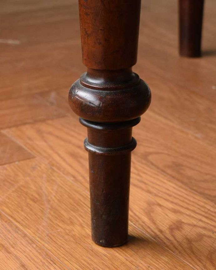 アンティークのテーブル　アンティーク家具　イギリスで見つけたアンティーク家具、色々な場所で使える美しい脚のホールテーブル。持ち上げなくても大丈夫！Handleのアンティークは、脚の裏にフェルトキーパーをお付けしています。(q-1561-f)