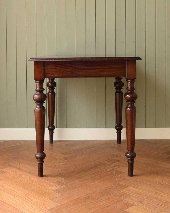 アンティークのテーブル　アンティーク家具　イギリスで見つけたアンティーク家具、色々な場所で使える美しい脚のホールテーブル。クルッと回転。(q-1561-f)