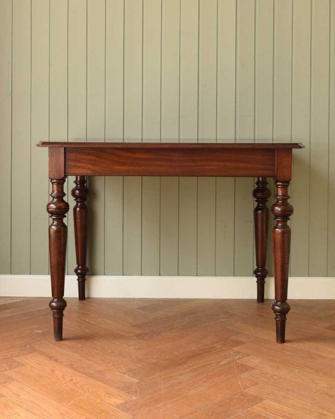アンティークのテーブル　アンティーク家具　イギリスで見つけたアンティーク家具、色々な場所で使える美しい脚のホールテーブル。しっかり修復しました！アンティークは新品ではないので、もちろん経年変化によるキズはありますが、専門の職人がしっかり修復してあるのでキレイです。(q-1561-f)