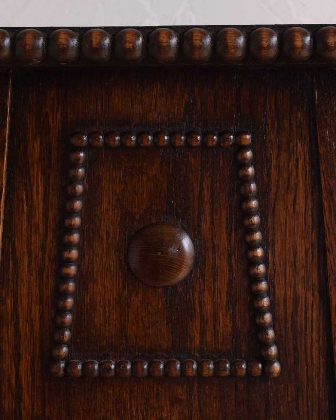プランツスタンド・ケーキスタンド　アンティーク家具　英国輸入の小さなアンティーク家具、ツイスト脚が美しいプランツスタンド。うっとりする美しさアンティークだから手に入る美しい彫。(q-1562-f)