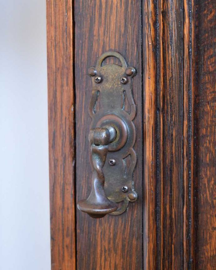 アンティークの玄関収納　アンティーク家具　流れるようなツイスト脚が美しい、扉付きのアンティークステッキスタンド（傘立て） 。アンティークらしい取っ手扉の取っ手もアンティークらしいデザインで素敵です。(q-1565-f)
