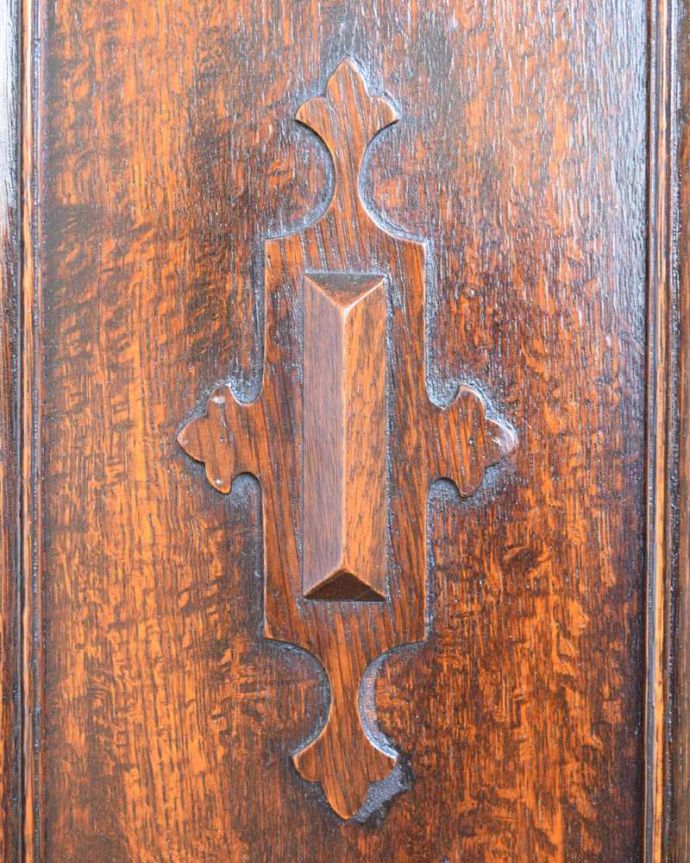 アンティークの玄関収納　アンティーク家具　流れるようなツイスト脚が美しい、扉付きのアンティークステッキスタンド（傘立て） 。英国らしい装飾英国家具らしいかっこいい装飾があります。(q-1565-f)