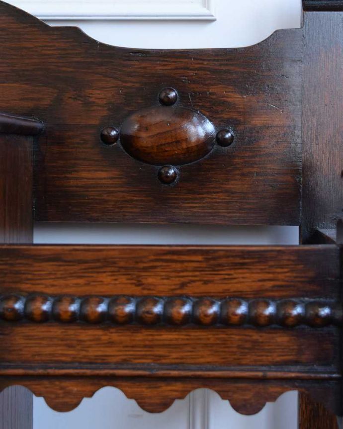 アンティークの玄関収納　アンティーク家具　流れるようなツイスト脚が美しい、扉付きのアンティークステッキスタンド（傘立て） 。繊細で美しい彫刻まだ機械がそんなに発達していない時代に、どうやって彫ったんでしょう･･･見事です。(q-1565-f)