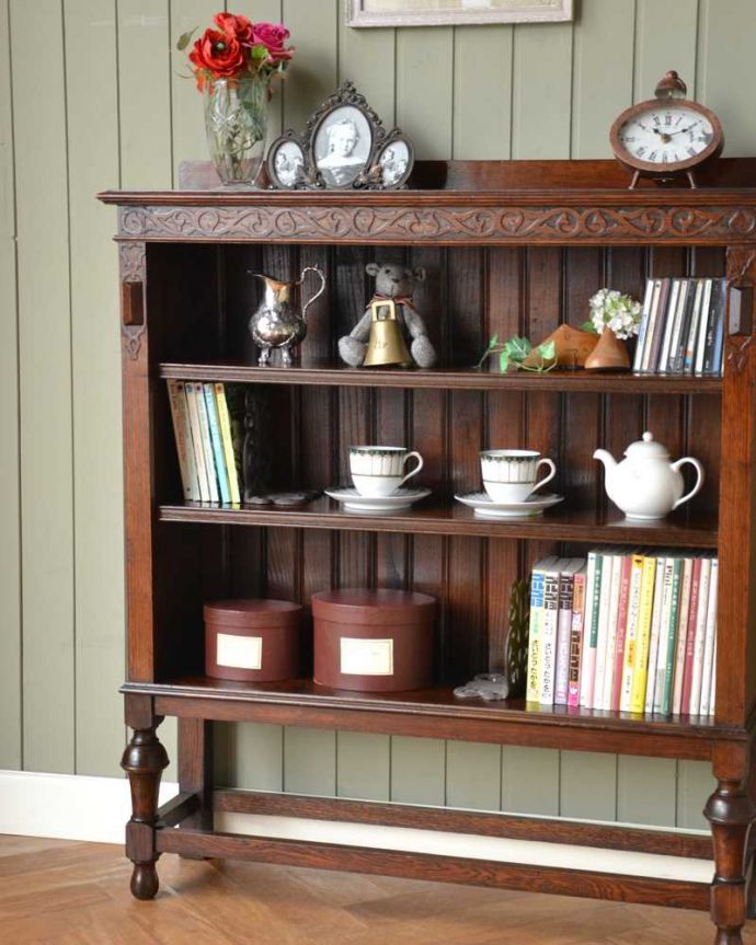 英国輸入のアンティーク家具、彫刻がきれいなオープン棚のブックシェルフ（本棚）