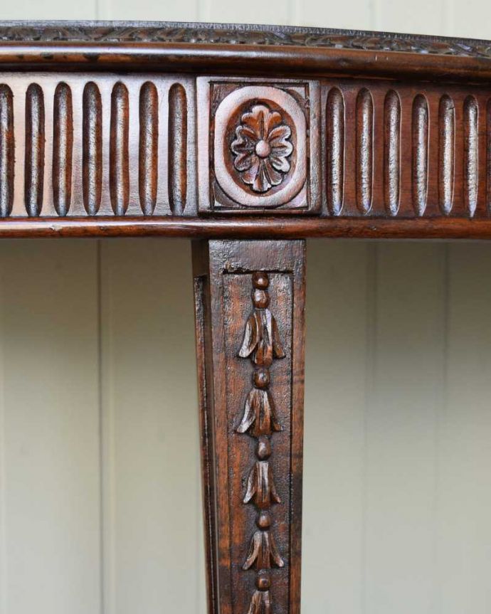 アンティークのテーブル　アンティーク家具　お花の彫りが美しいイギリス輸入のアンティーク家具、ハーフムーンのコンソールテーブル 。うっとりする美しさアンティークだから手に入る美しい彫。(q-1567-f)