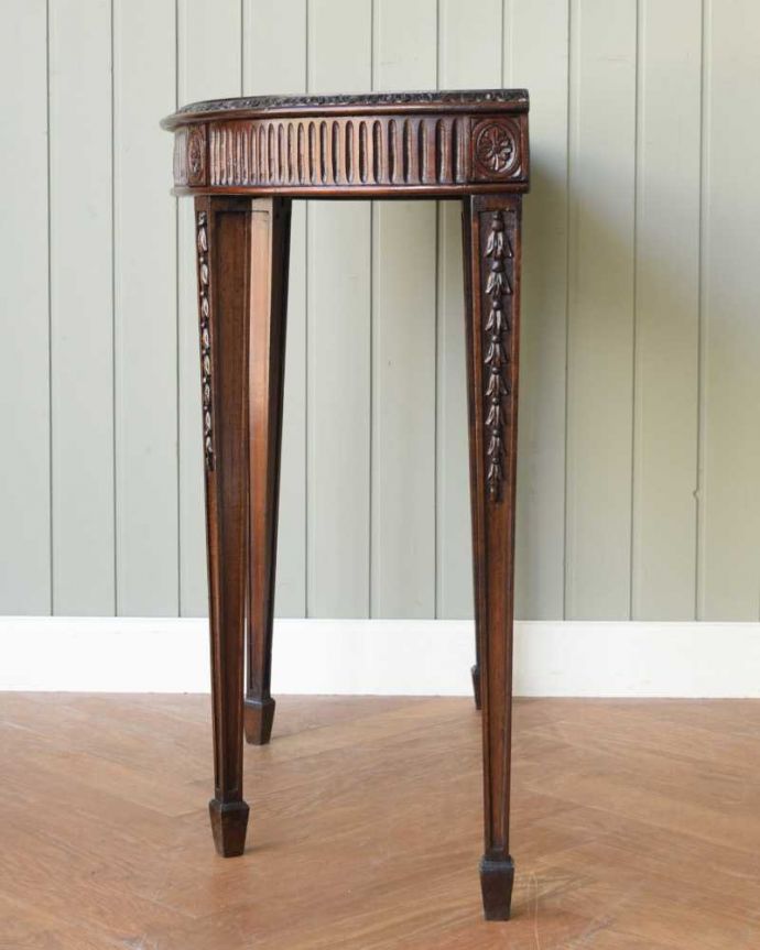 アンティークのテーブル　アンティーク家具　お花の彫りが美しいイギリス輸入のアンティーク家具、ハーフムーンのコンソールテーブル 。グルッと180度。(q-1567-f)