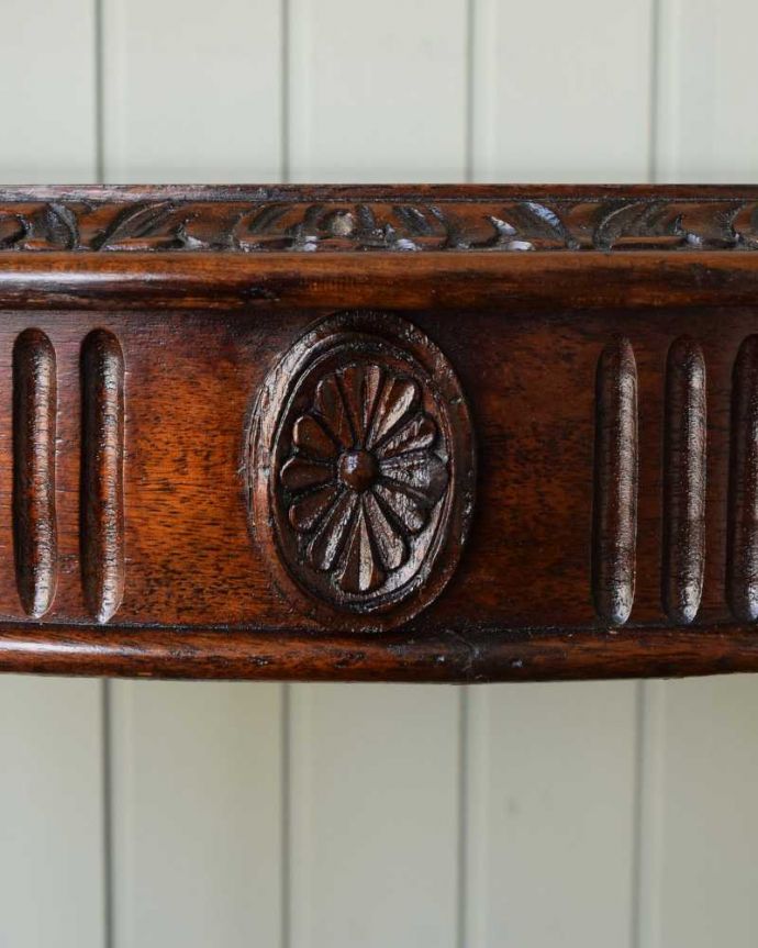 アンティークのテーブル　アンティーク家具　お花の彫りが美しいイギリス輸入のアンティーク家具、ハーフムーンのコンソールテーブル 。いろんな場所にこだわり彫のデザインもいろいろです。(q-1567-f)