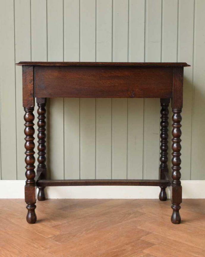 アンティークのデスク・書斎机　アンティーク家具　ボビンレッグの脚が美しい、イギリス輸入のアンティークホールデスク（引き出し付き）。後ろ姿もキレイなんです。(q-1568-f)