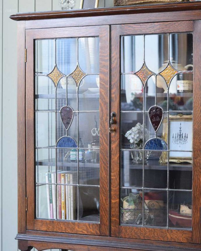 アンティークのキャビネット　アンティーク家具　美しいステンドグラスの扉、英国アンティーク家具のブックケース（本棚）。まずはステンドグラスを楽しみましょう現代のように機械が発達していない時代に作られたステンドグラス。(q-1569-f)
