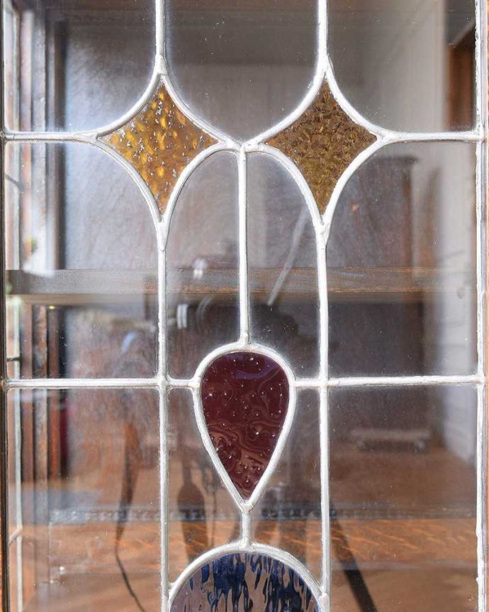 アンティークのキャビネット　アンティーク家具　美しいステンドグラスの扉、英国アンティーク家具のブックケース（本棚）。アンティークのガラスの美しさガラスも古いアンティークのステンドグラスは独特の雰囲気が魅力。(q-1569-f)