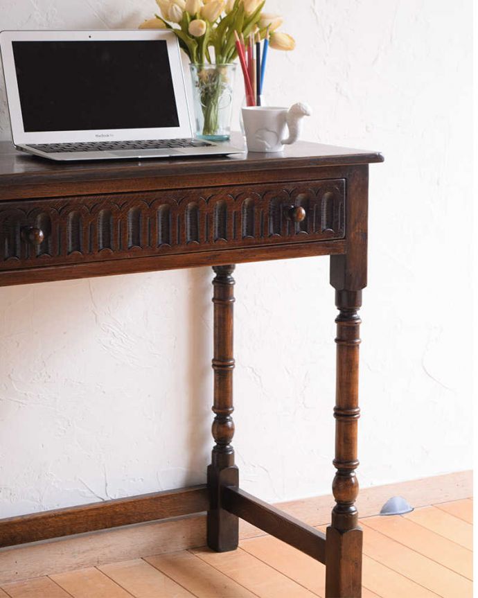 アンティークのテーブル　アンティーク家具　バンブモチーフの脚が美しい、イギリス輸入のアンティークホールデスク（引き出し付き）。英国らしい豪華な彫りが美しい脚機能的なデザインのものが多いデスクだけに、アンティークらしく装飾が美しいものは目立ちます。(q-1570-f)