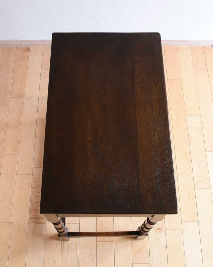 アンティークのテーブル　アンティーク家具　バンブモチーフの脚が美しい、イギリス輸入のアンティークホールデスク（引き出し付き）。天板もピカピカにお直ししました。(q-1570-f)