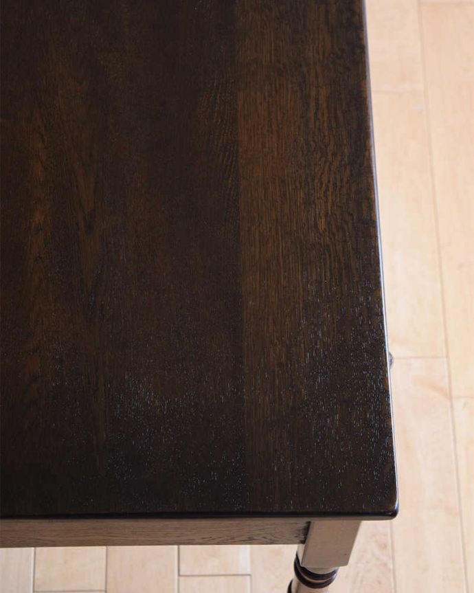 アンティークのテーブル　アンティーク家具　バンブモチーフの脚が美しい、イギリス輸入のアンティークホールデスク（引き出し付き）。天板を近くから見ると･･･デスクは天板を使う家具なので、キレイにお直ししました。(q-1570-f)