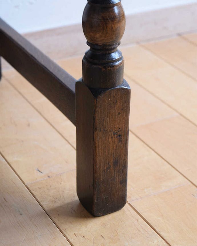 アンティークのテーブル　アンティーク家具　バンブモチーフの脚が美しい、イギリス輸入のアンティークホールデスク（引き出し付き）。女性1人でラクラク運べちゃう仕掛けHandleのアンティークは、脚の裏にフェルトキーパーをお付けしています。(q-1570-f)