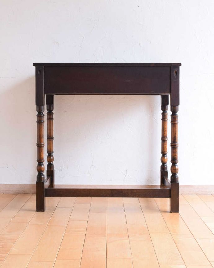 アンティークのテーブル　アンティーク家具　バンブモチーフの脚が美しい、イギリス輸入のアンティークホールデスク（引き出し付き）。後ろ姿もキレイなんです。(q-1570-f)