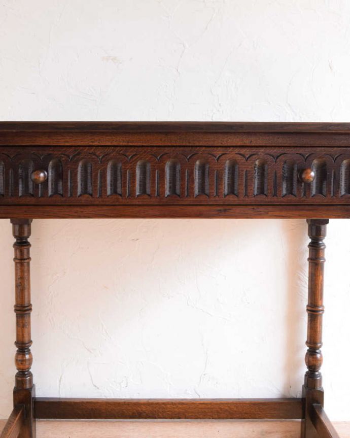 アンティークのテーブル　アンティーク家具　バンブモチーフの脚が美しい、イギリス輸入のアンティークホールデスク（引き出し付き）。惚れ惚れしちゃう美しさこんなに堅い無垢材に一体どうやって彫ったんだろう？と不思議になるくらい細かい彫にうっとりです。(q-1570-f)