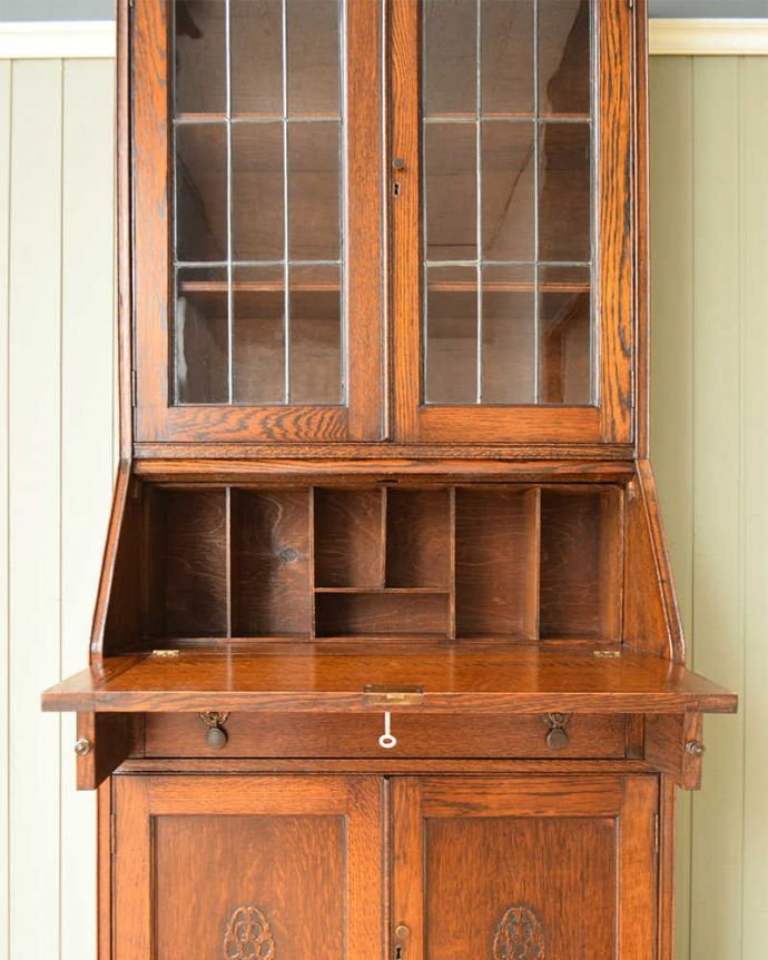 ビューロー　アンティーク家具　重厚なオーク材のビューローブックケース、イギリス輸入のアンティーク家具。お片付け上手のヒミツ扉の中身はこんなに細かく仕切られています。(q-1573-f)