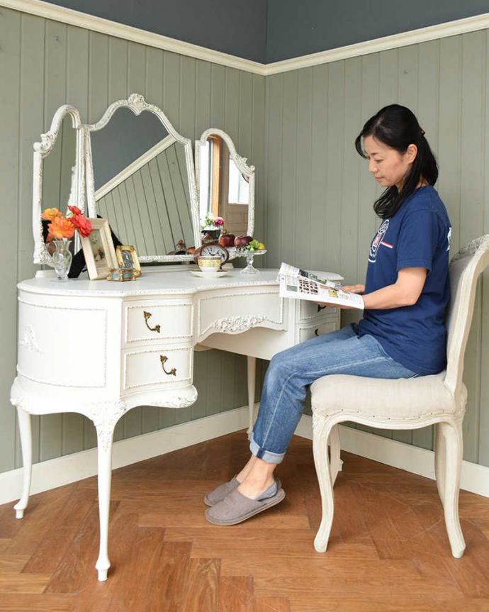 アンティークのドレッサー　アンティーク家具　憧れの可愛いドレッシングテーブル（鏡台）、アンティークのフレンチインテリア。座るだけで女子力をUPさせてくれます鏡の前に座るだけで、一瞬でお姫様気分にしてくれる美しいドレッシングチェスト。(q-1575-f)
