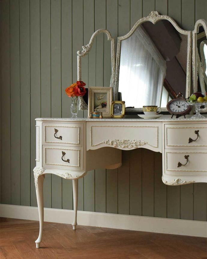 フランスのアンティーク家具、美しい三面鏡の白いドレッサー