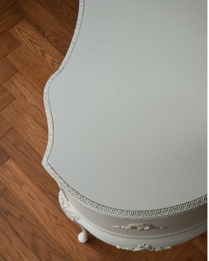 アンティークのドレッサー　アンティーク家具　憧れの可愛いドレッシングテーブル（鏡台）、アンティークのフレンチインテリア。近くで見ると…近づいてみると、ピッカピカでキレイに仕上げた天板の塗装。(q-1575-f)
