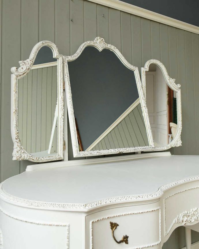 アンティークのドレッサー　アンティーク家具　憧れの可愛いドレッシングテーブル（鏡台）、アンティークのフレンチインテリア。美しく映し出してくれる鏡大きな鏡はお部屋を広く見せる効果も。(q-1575-f)
