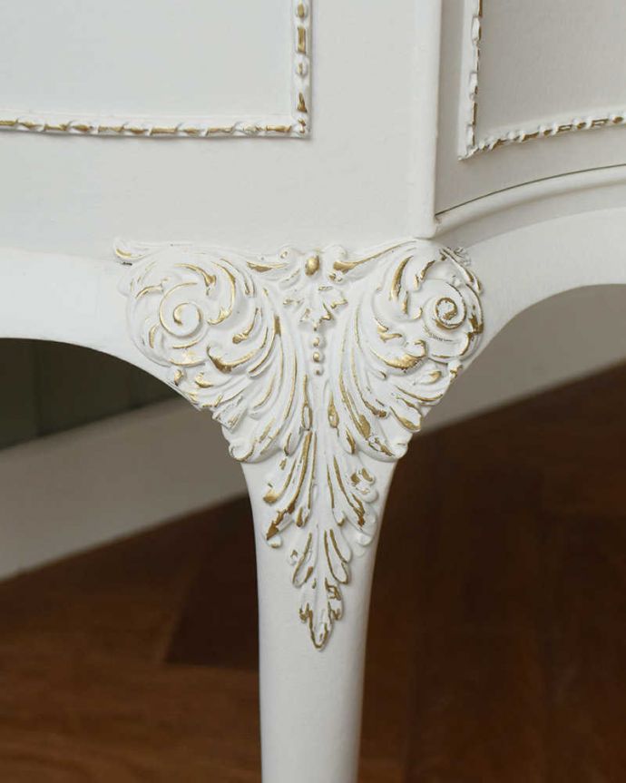 アンティークのドレッサー　アンティーク家具　憧れの可愛いドレッシングテーブル（鏡台）、アンティークのフレンチインテリア。いろんな場所にこだわり彫のデザインもいろいろです。(q-1575-f)