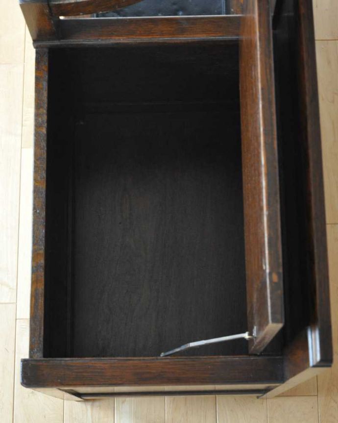 アンティークの玄関収納　アンティーク家具　英国らしい紳士のアンティークホールスタンド、ベンチ付のステッキスタンド（傘立て） 。収納も付いて、とっても便利ふたをパカッと開けると靴をケアする道具を入れていた収納箱。(q-1578-f)