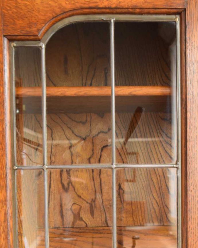 アンティークのキャビネット　アンティーク家具　美しいガラス扉のアンティーク家具、飾り棚にもなるアンティークブックケース （キャビネット）。アンティークのガラスの美しさガラスも古いアンティークのステンドグラスは独特の雰囲気が魅力。(q-1580-f)