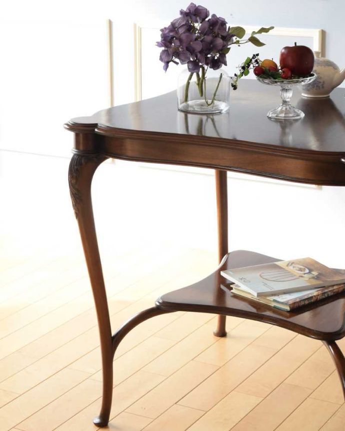 アンティークのテーブル　アンティーク家具　アンティークの高級感のある英国輸入家具、美しいオケージョナルテーブル。上品で優雅なアンティーク凛とした雰囲気が漂うアンティークらしい立ち姿のテーブル。(q-1582-f)