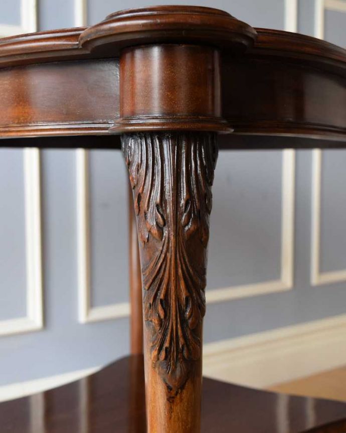 アンティークのテーブル　アンティーク家具　アンティークの高級感のある英国輸入家具、美しいオケージョナルテーブル。うっとりする美しさアンティークだから手に入る美しい彫。(q-1582-f)