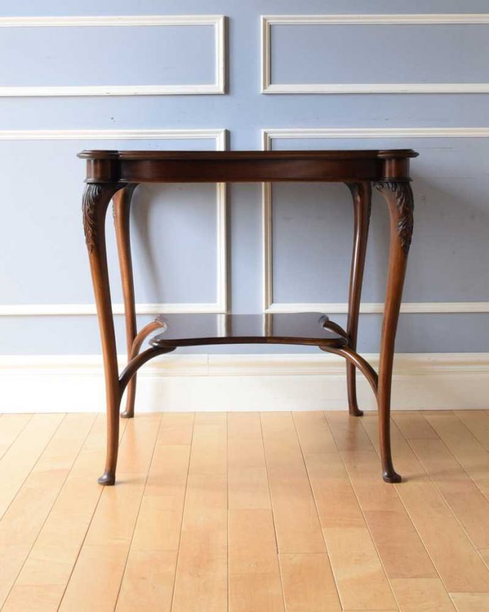 アンティークのテーブル　アンティーク家具　アンティークの高級感のある英国輸入家具、美しいオケージョナルテーブル。クルッと回転。(q-1582-f)