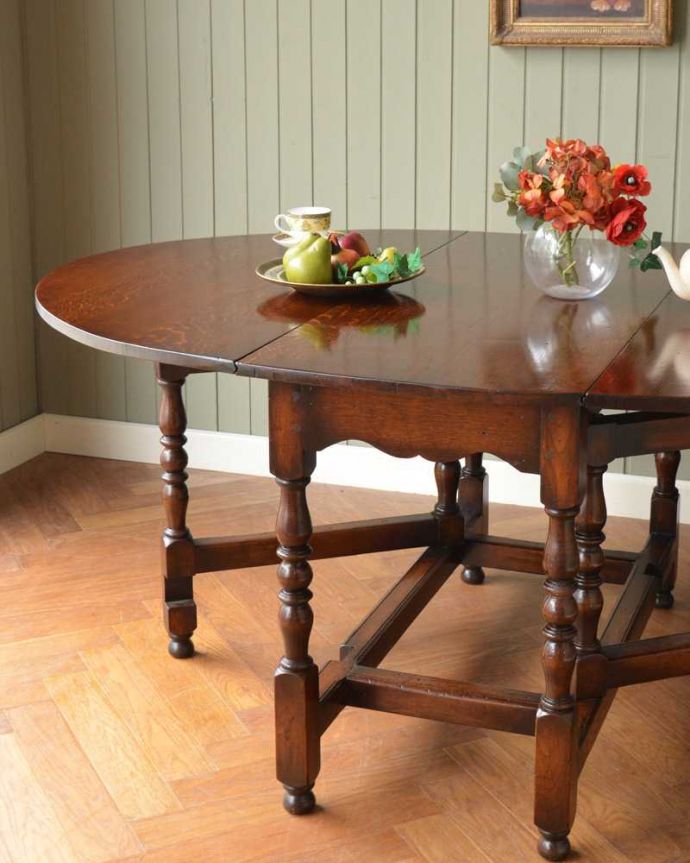 アンティークのテーブル　アンティーク家具　アンティーク英国家具、伸張式ダイニングテーブル（ゲートレッグテーブル） 。自慢はやっぱりゲート（門）のような脚まるでゲート（門）が開くような脚の形から名前が付けられたゲートレッグテーブル。(q-1583-f)