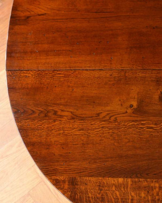 アンティークのテーブル　アンティーク家具　アンティーク英国家具、伸張式ダイニングテーブル（ゲートレッグテーブル） 。近づいて見てみると･･･時間と手間暇を掛けて職人が丁寧にお直しした天板は、木目も美しいんです。(q-1583-f)