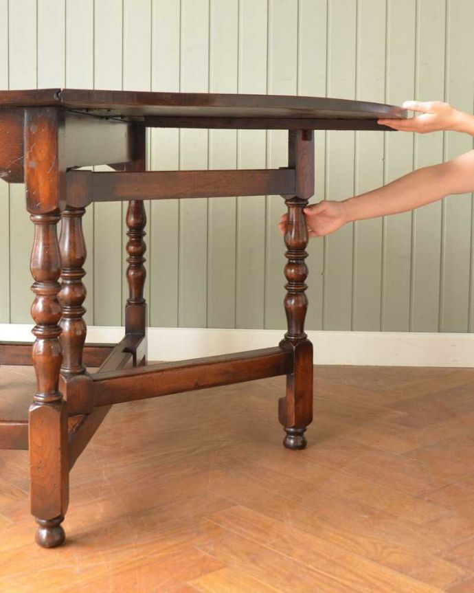 アンティークのテーブル　アンティーク家具　アンティーク英国家具、伸張式ダイニングテーブル（ゲートレッグテーブル） 。脚を引き出すだけであっという間ゲートのような形をした脚のテーブル。(q-1583-f)